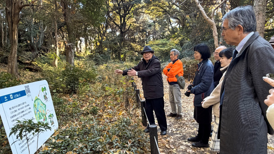 散策路で説明する矢野氏の写真