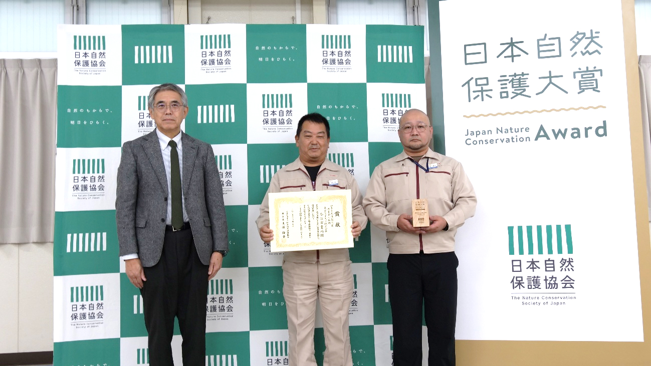 選考委員と賞状を持つライテック事業所員の写真