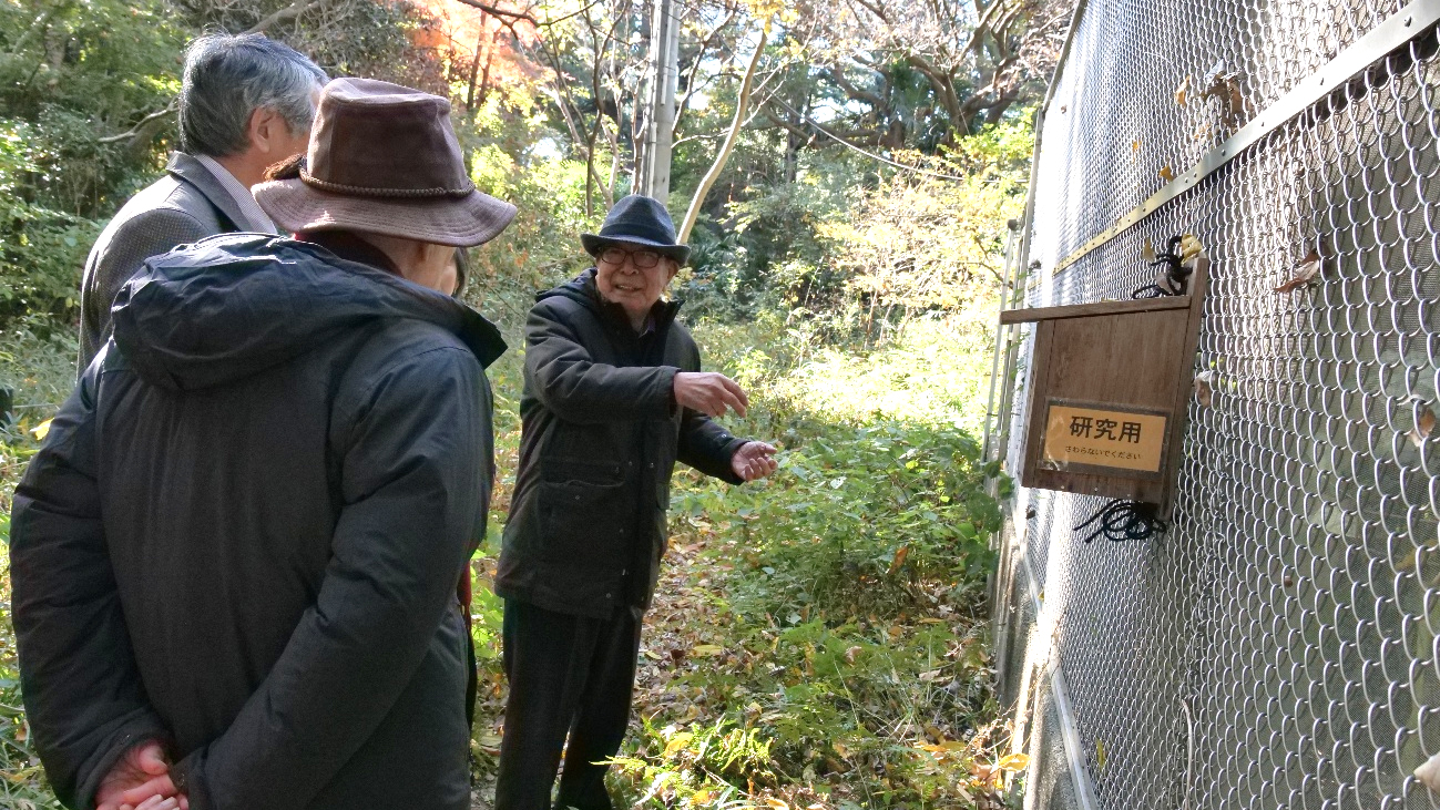 巣箱の説明をする矢野氏