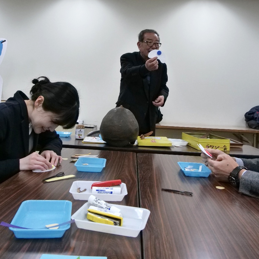 模型作りを指導する矢野氏の写真