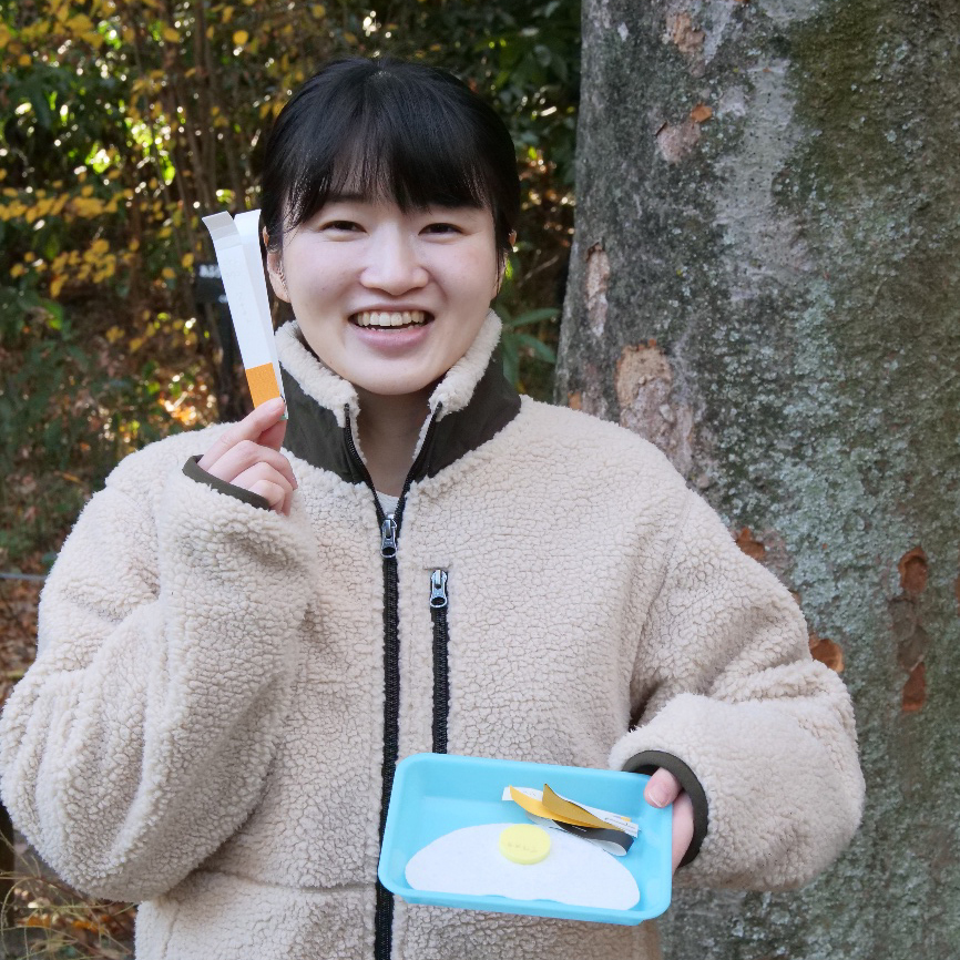 タネの模型を持つ女性の写真