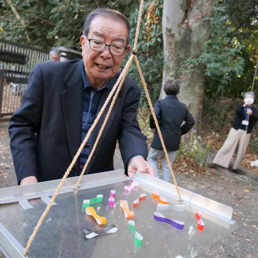 タネの模型を台に乗せる矢野氏の写真