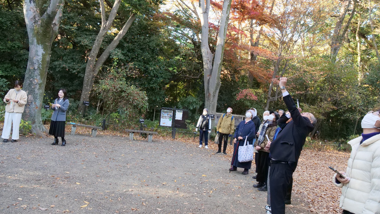 落ちてくる模型を見上げる人々