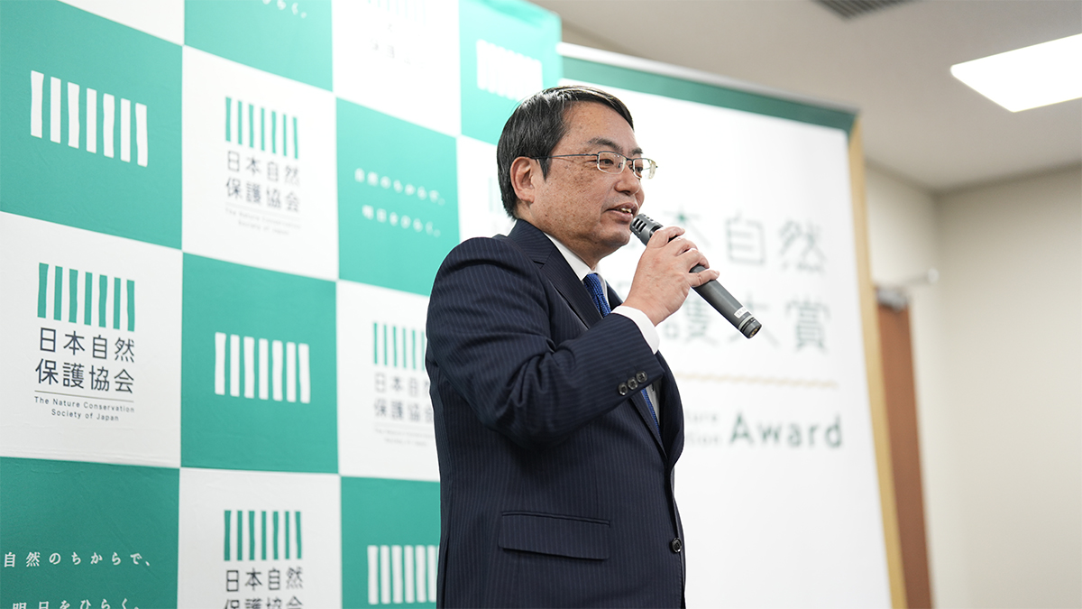 スピーチする菅氏