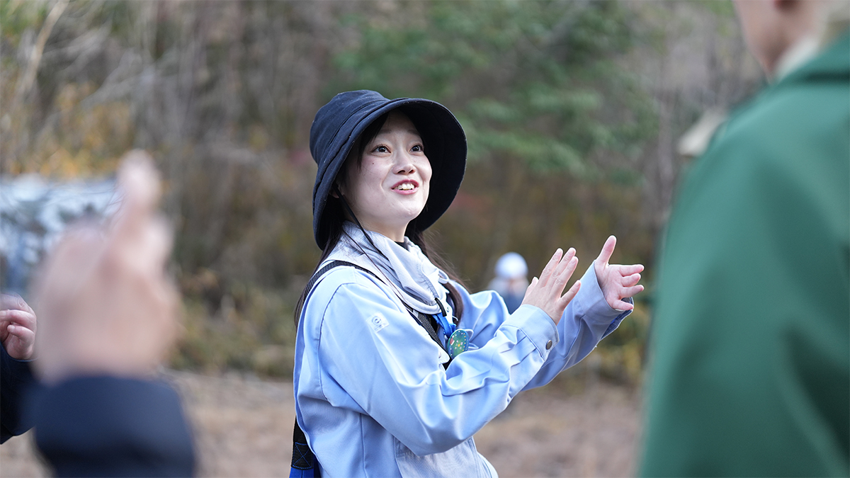 現地を説明する担当者