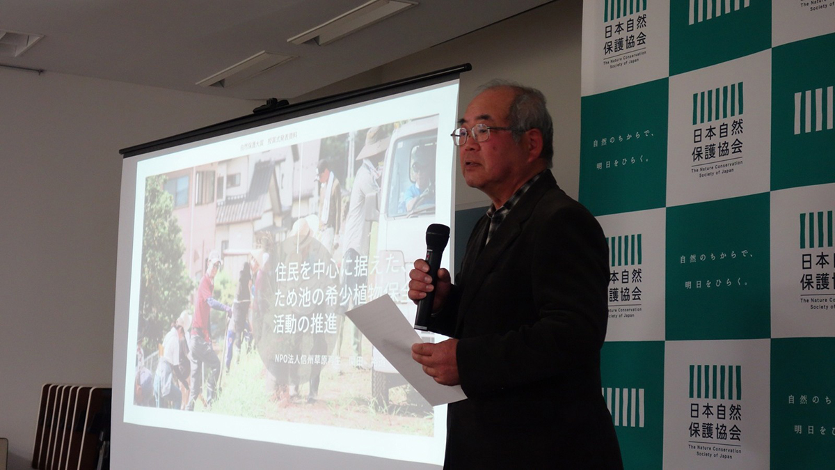 スピーチする関田さんの写真