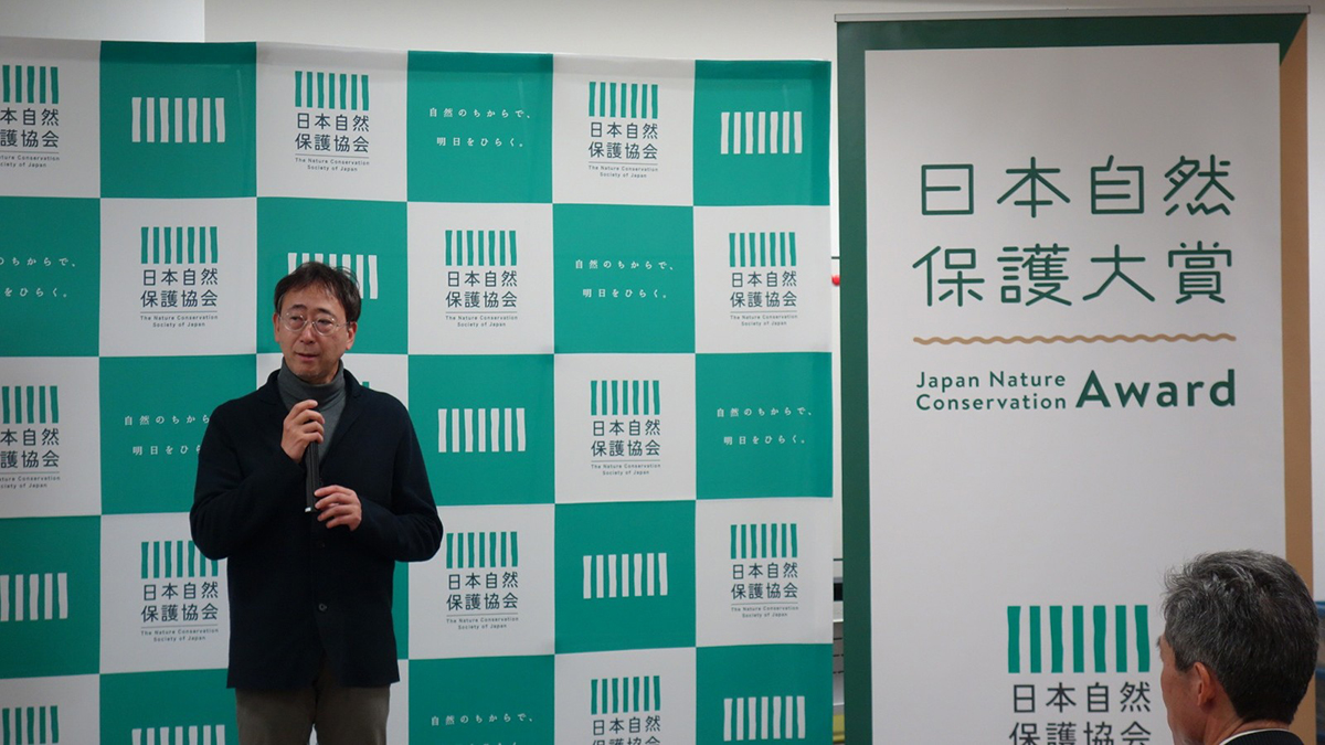 スピーチする丑丸さんの写真