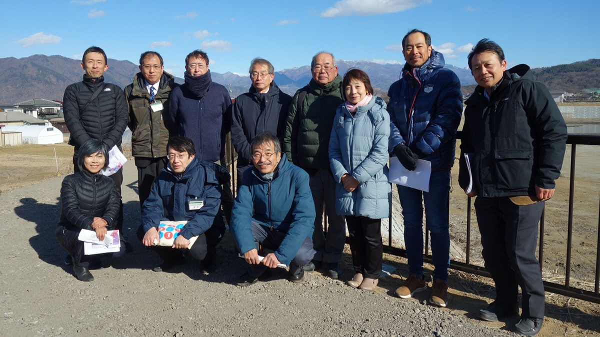 屋外での集合写真